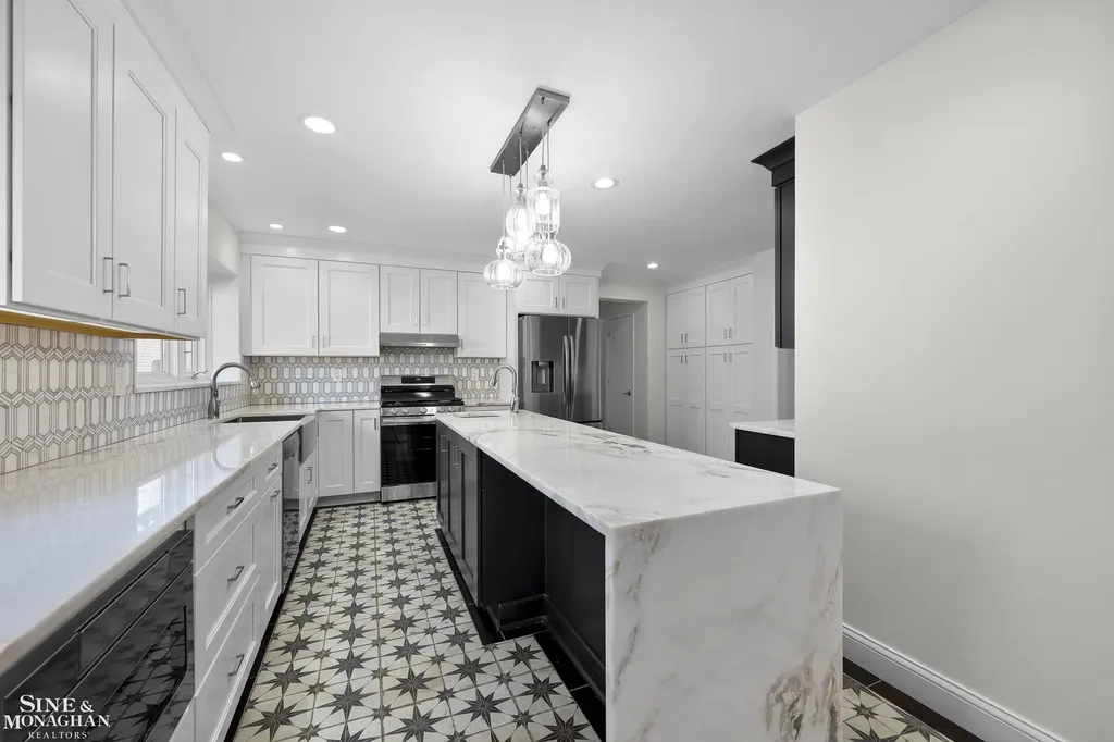 319 Kercheval Avenue Grosse Pointe Farms City MI 48236