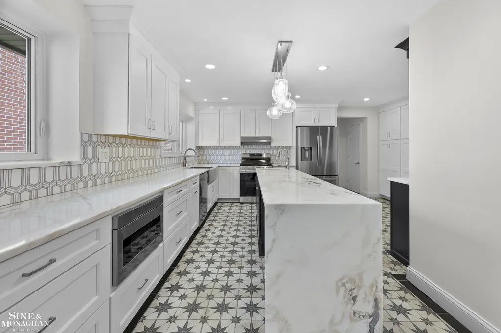 319 Kercheval Avenue Grosse Pointe Farms City MI 48236