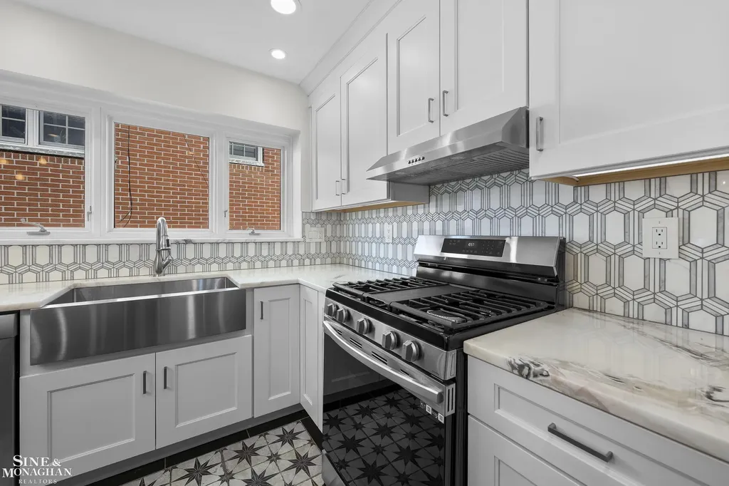 319 Kercheval Avenue Grosse Pointe Farms City MI 48236