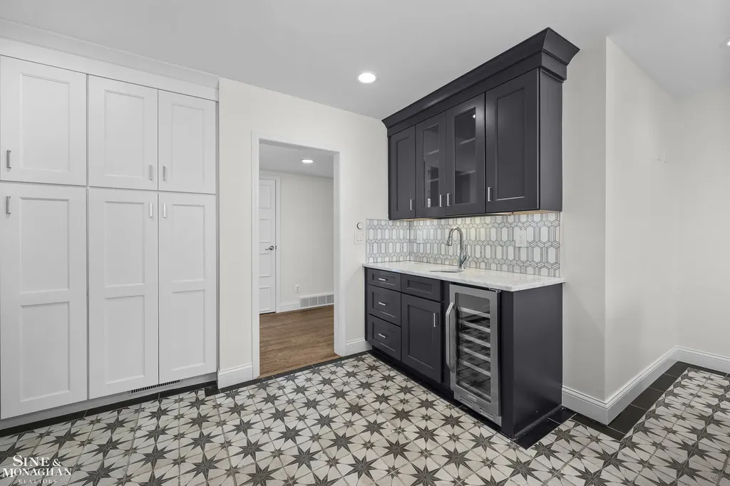 319 Kercheval Avenue Grosse Pointe Farms City MI 48236