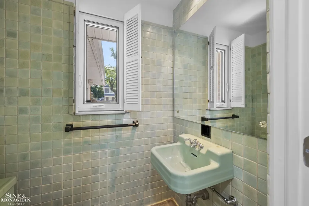 319 Kercheval Avenue Grosse Pointe Farms City MI 48236