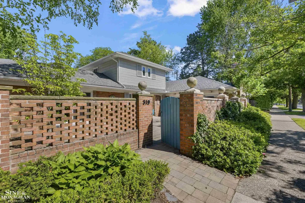 319 Kercheval Avenue Grosse Pointe Farms City MI 48236