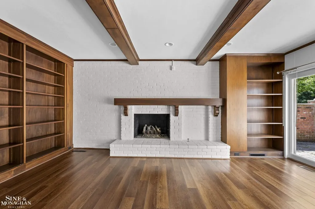 319 Kercheval Avenue Grosse Pointe Farms City MI 48236
