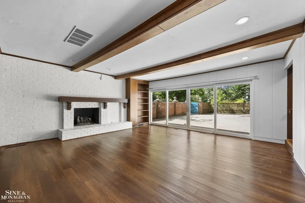 319 Kercheval Avenue Grosse Pointe Farms City MI 48236