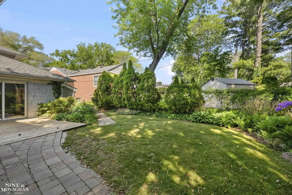 319 Kercheval Avenue Grosse Pointe Farms City MI 48236
