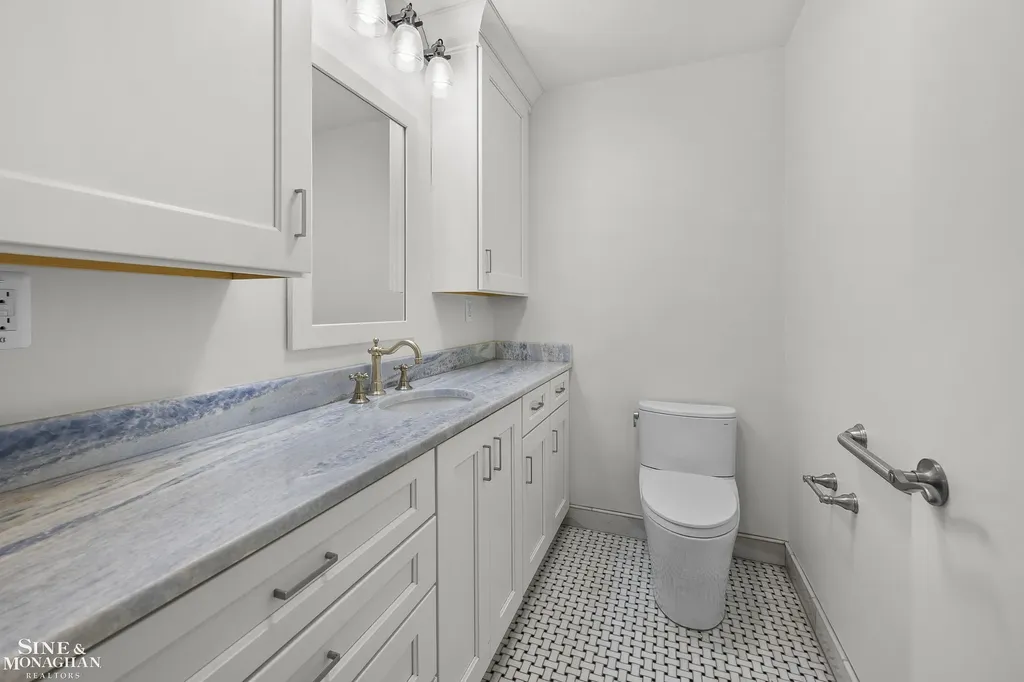 319 Kercheval Avenue Grosse Pointe Farms City MI 48236