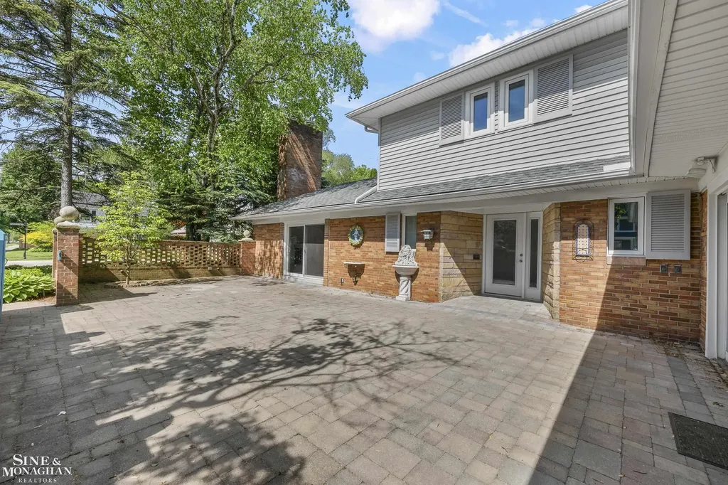 319 Kercheval Avenue Grosse Pointe Farms City MI 48236