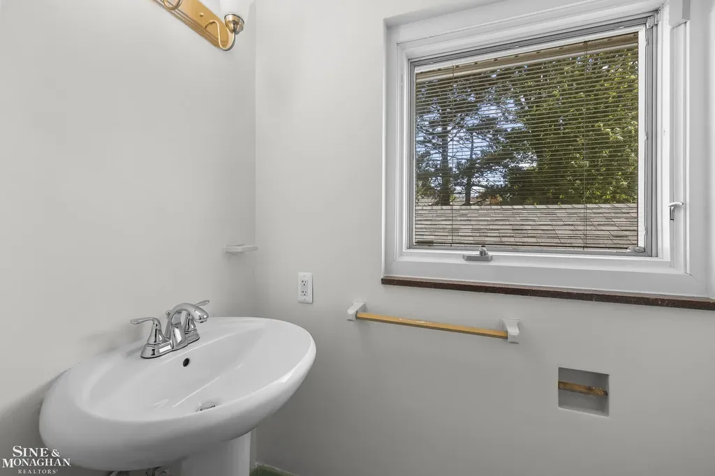 319 Kercheval Avenue Grosse Pointe Farms City MI 48236