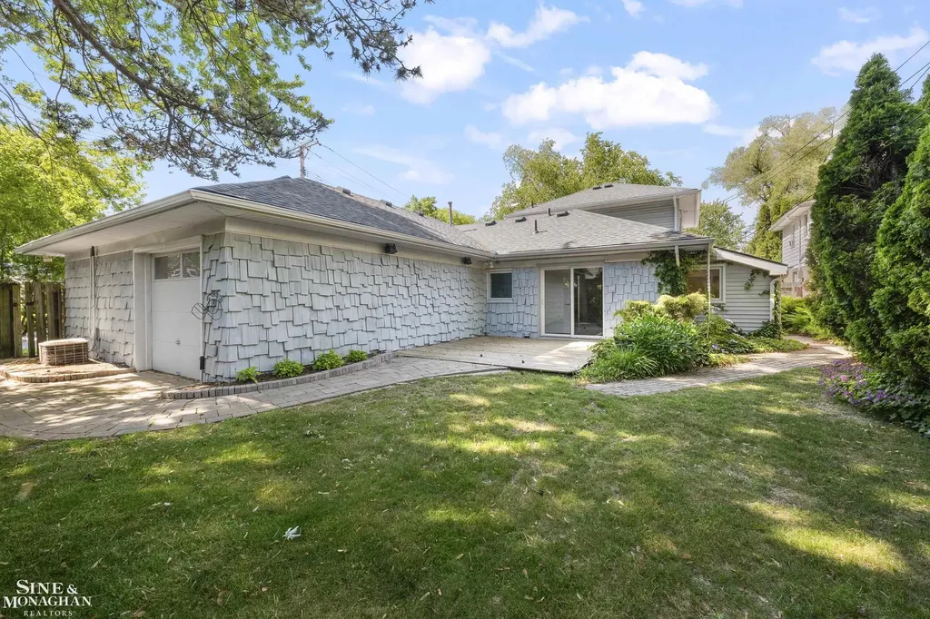 319 Kercheval Avenue Grosse Pointe Farms City MI 48236
