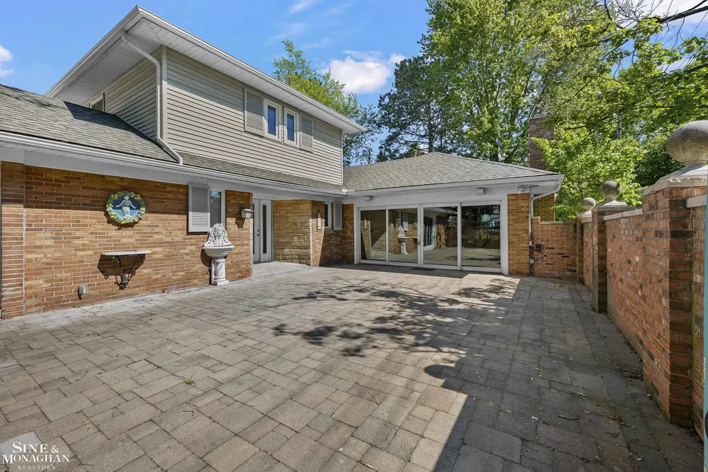 319 Kercheval Avenue Grosse Pointe Farms City MI 48236