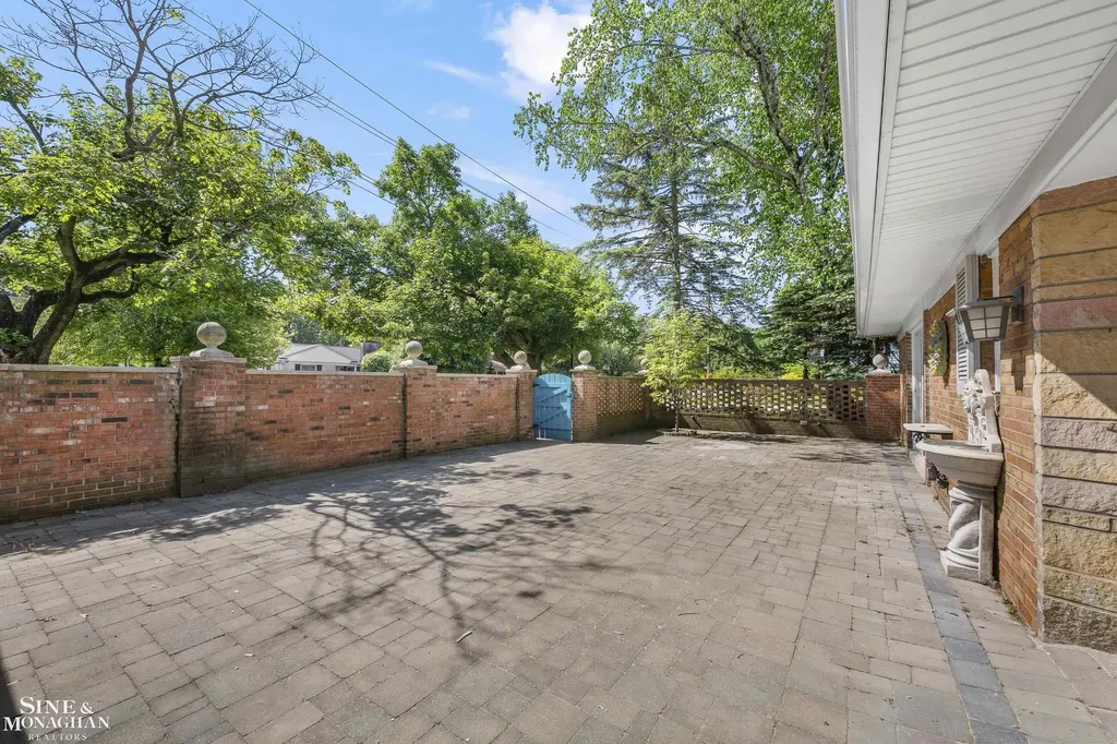 319 Kercheval Avenue Grosse Pointe Farms City MI 48236