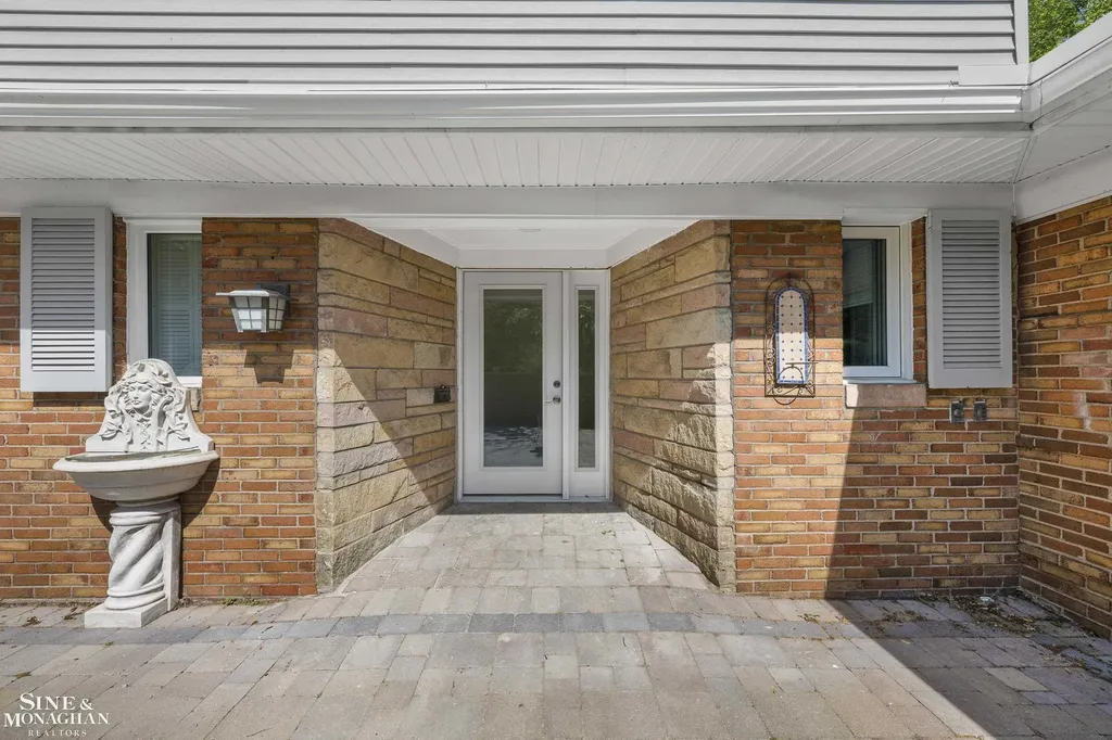 319 Kercheval Avenue Grosse Pointe Farms City MI 48236