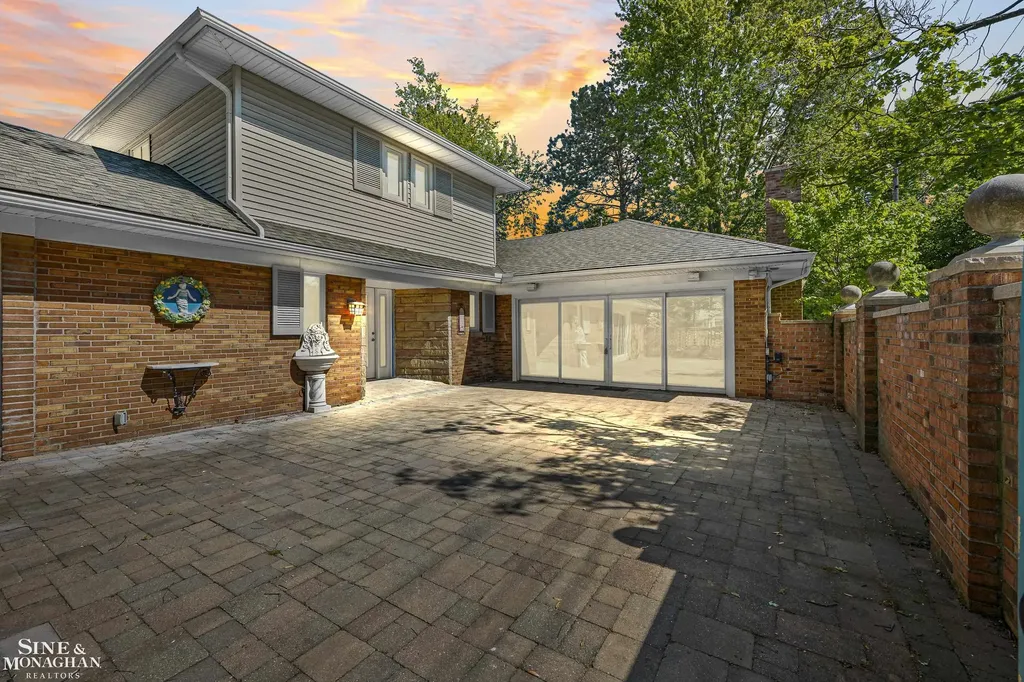 319 Kercheval Avenue Grosse Pointe Farms City MI 48236