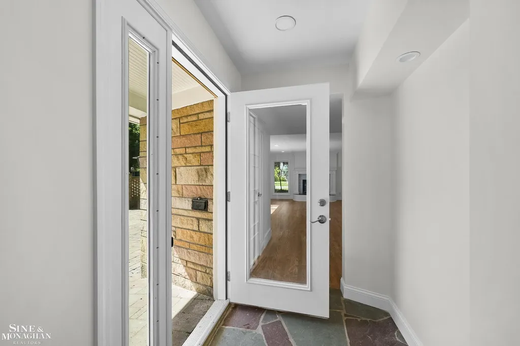 319 Kercheval Avenue Grosse Pointe Farms City MI 48236