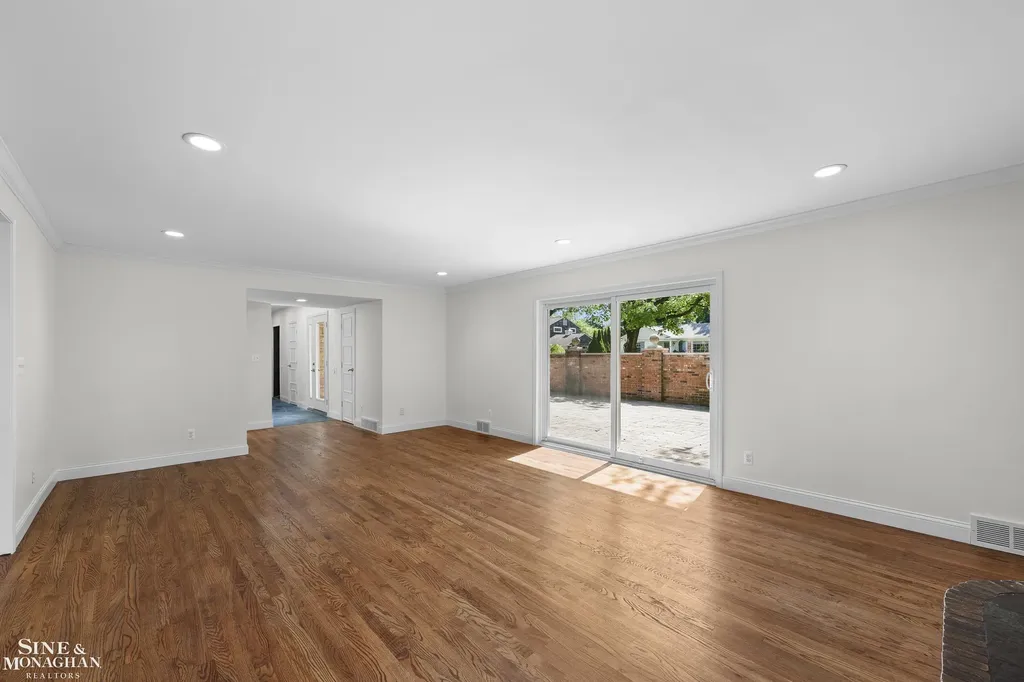 319 Kercheval Avenue Grosse Pointe Farms City MI 48236