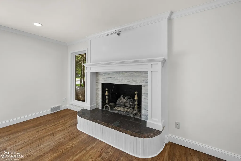 319 Kercheval Avenue Grosse Pointe Farms City MI 48236