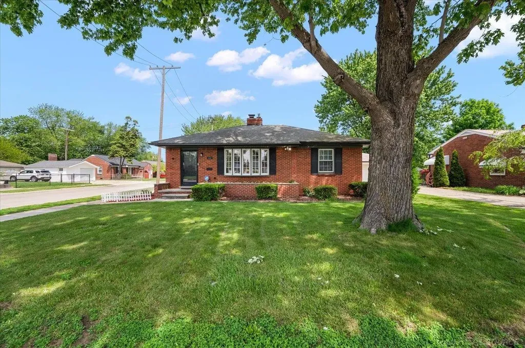20221 E 11 Mile Road St. Clair Shores City MI 48081
