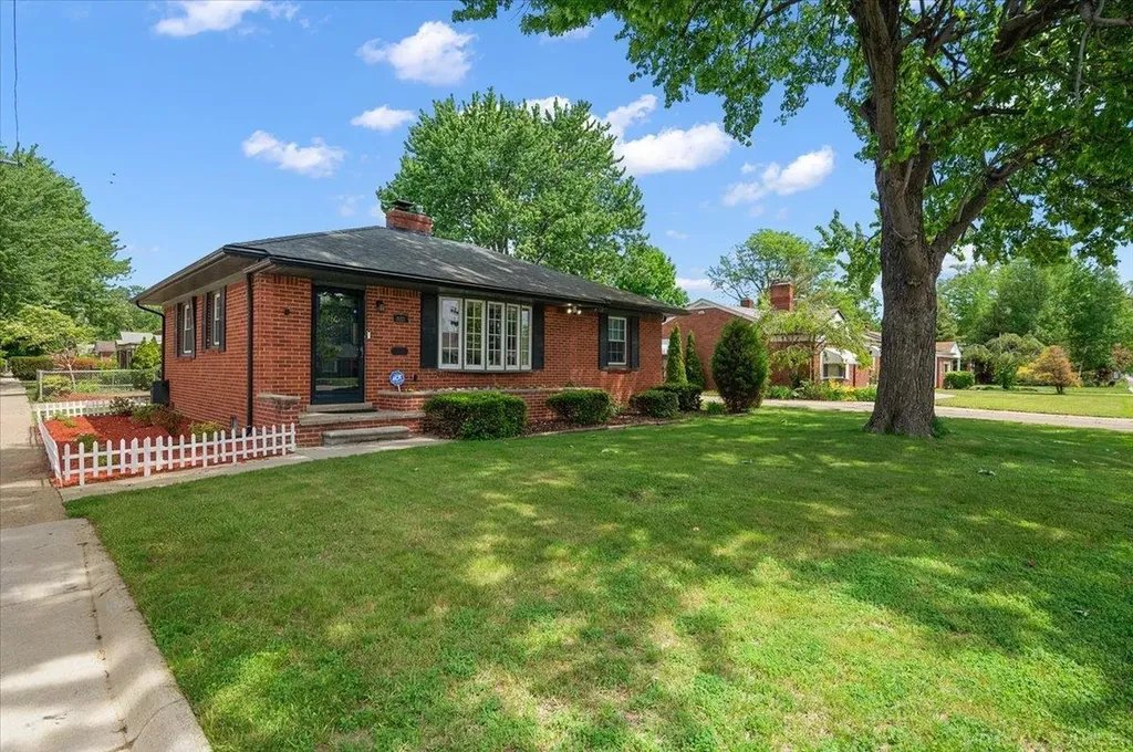 20221 E 11 Mile Road St. Clair Shores City MI 48081