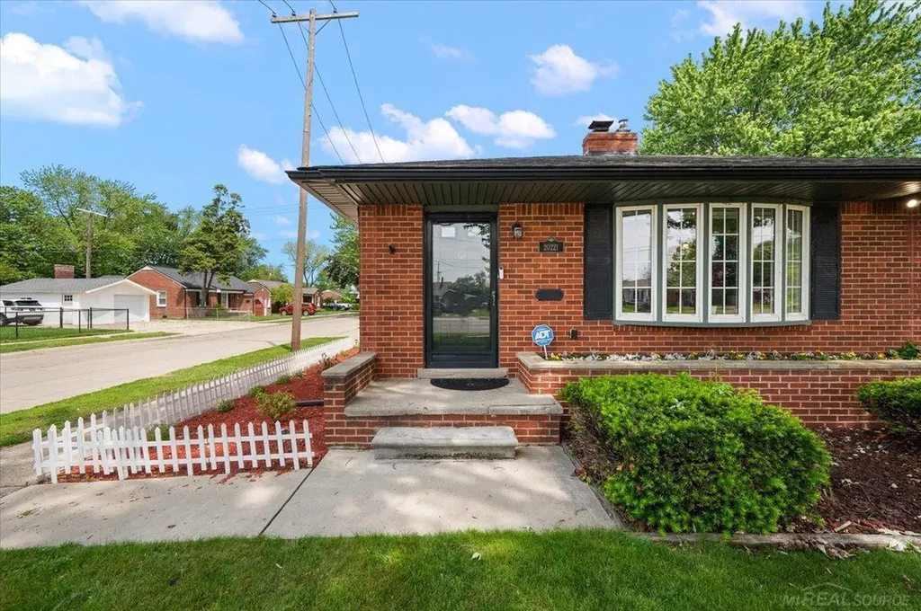 20221 E 11 Mile Road St. Clair Shores City MI 48081