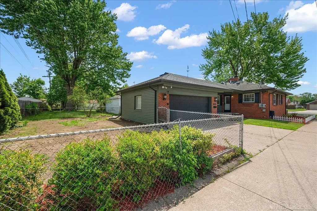 20221 E 11 Mile Road St. Clair Shores City MI 48081