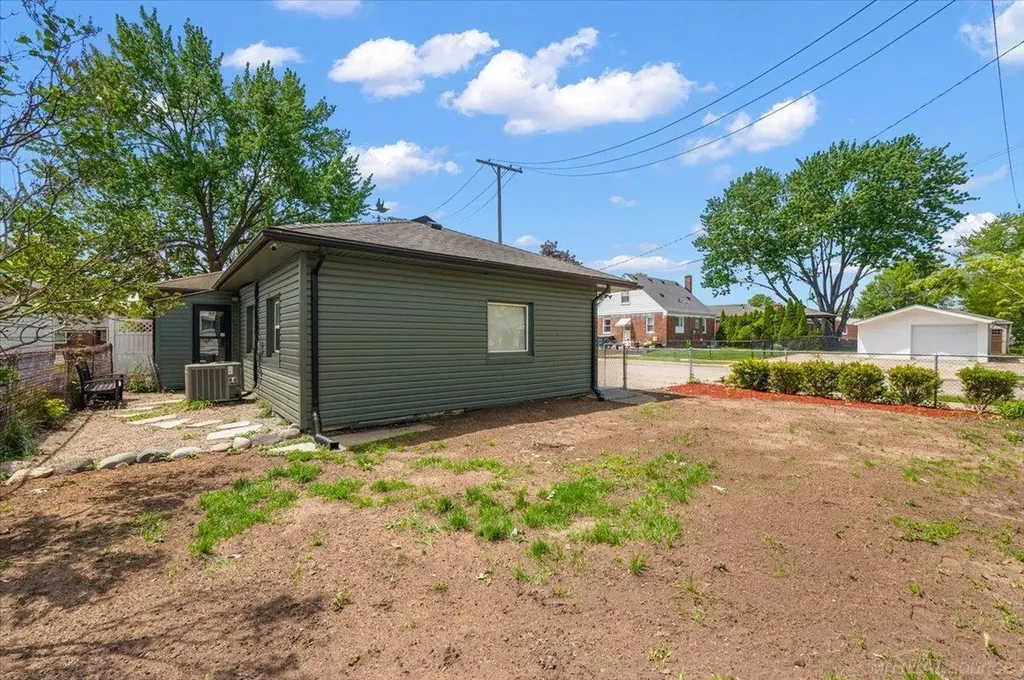 20221 E 11 Mile Road St. Clair Shores City MI 48081