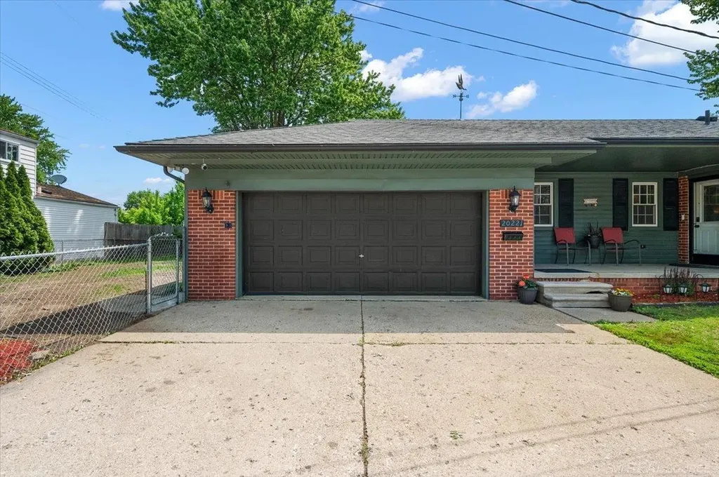 20221 E 11 Mile Road St. Clair Shores City MI 48081