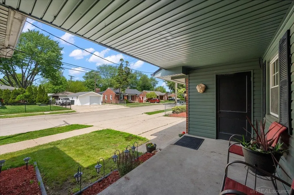 20221 E 11 Mile Road St. Clair Shores City MI 48081