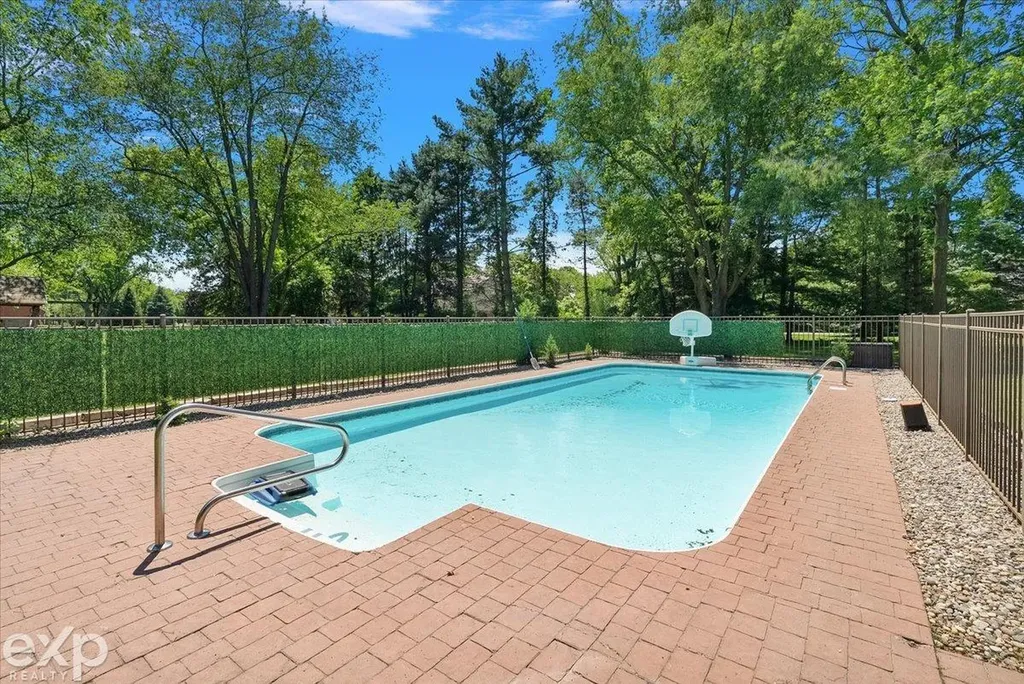 61334 Country Lane Washington Township MI 48094