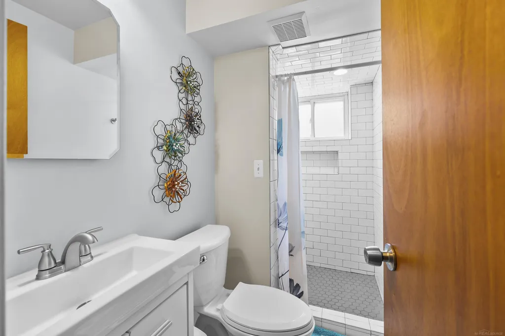 8607 Leslie Drive Sterling Heights City MI 48314