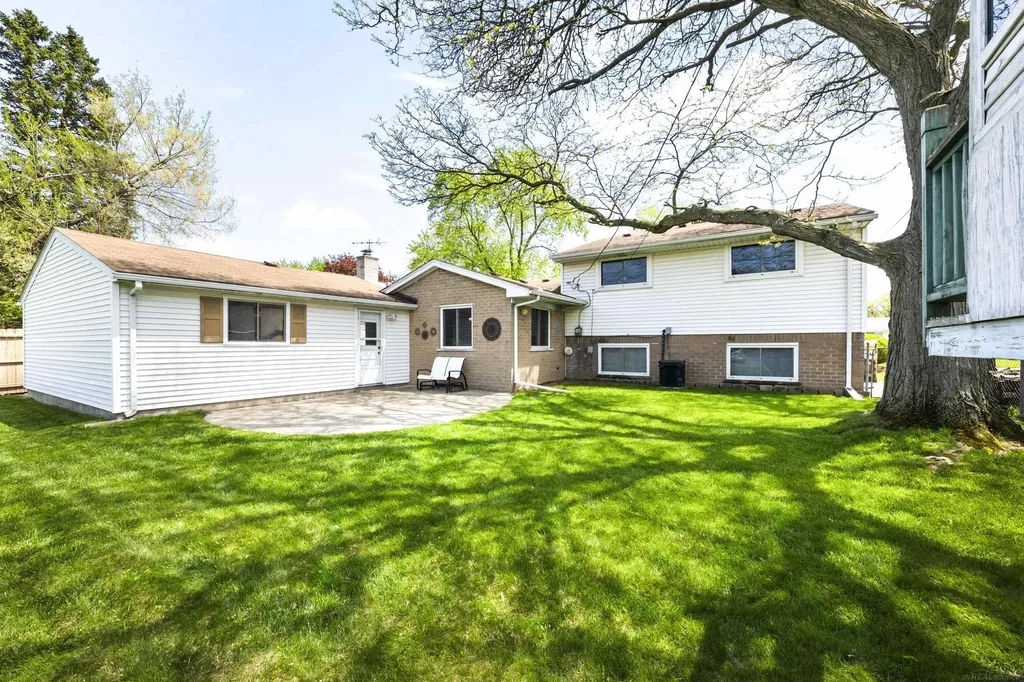 8607 Leslie Drive Sterling Heights City MI 48314