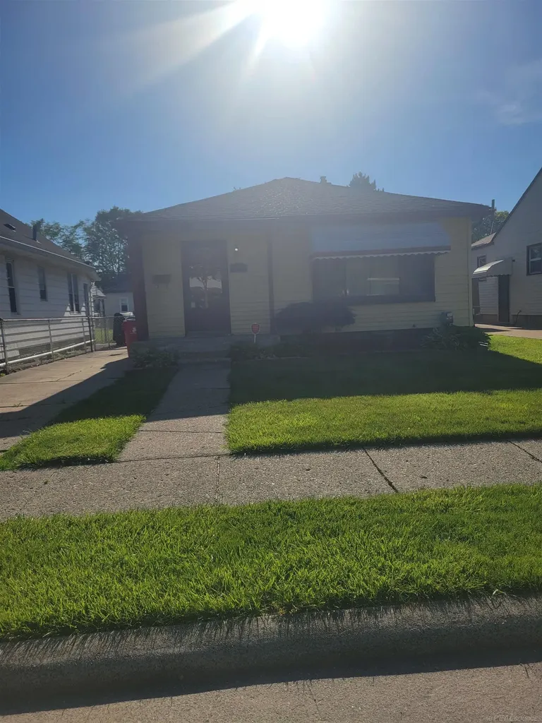 22087 Oakwood Avenue Eastpointe City MI 48021