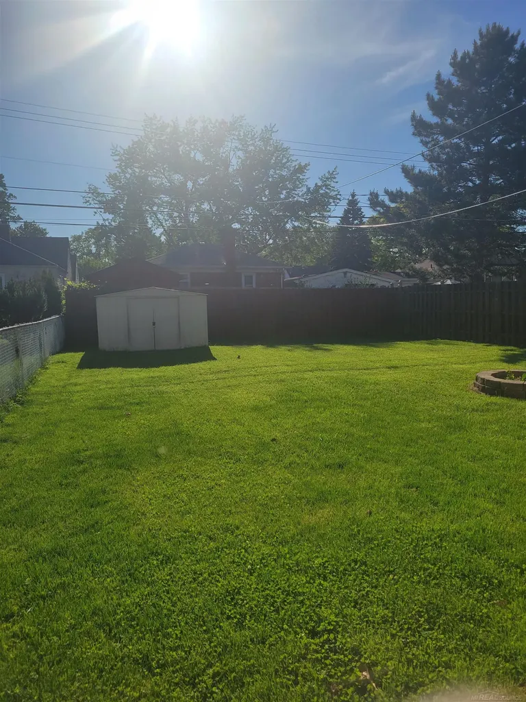 22087 Oakwood Avenue Eastpointe City MI 48021