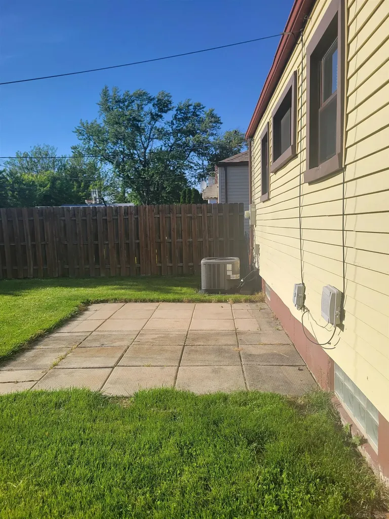 22087 Oakwood Avenue Eastpointe City MI 48021