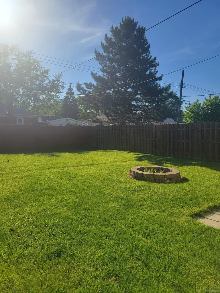 22087 Oakwood Avenue Eastpointe City MI 48021