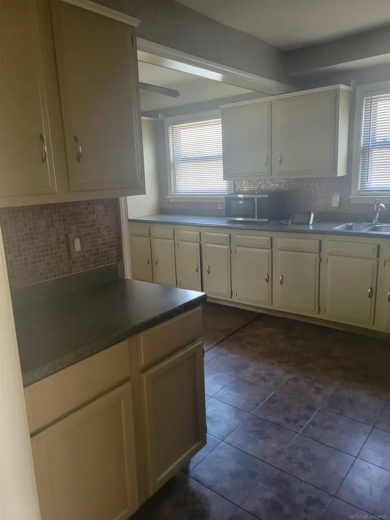 22087 Oakwood Avenue Eastpointe City MI 48021
