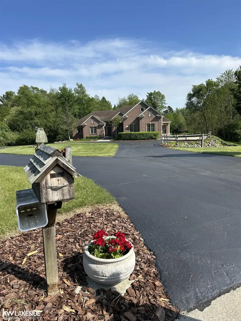 901 Jack Pine Drive Oakland Charter Township MI 48306