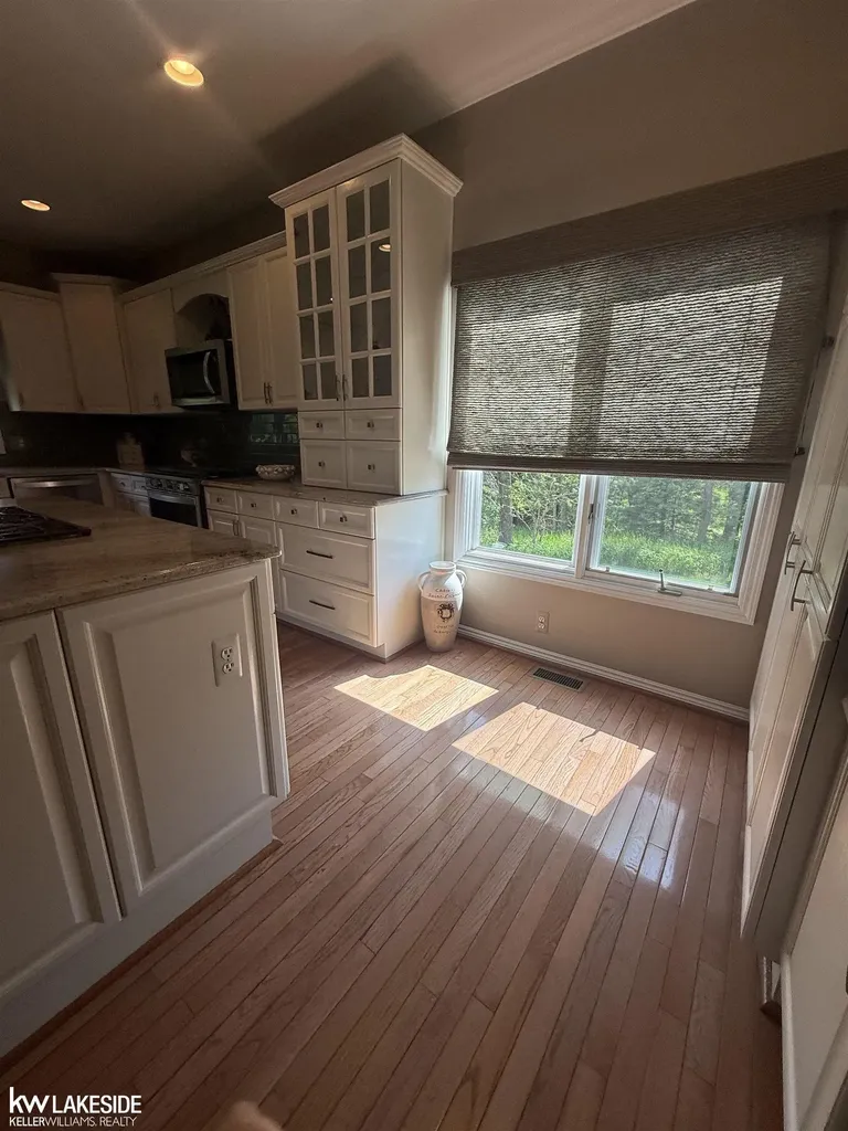 901 Jack Pine Drive Oakland Charter Township MI 48306