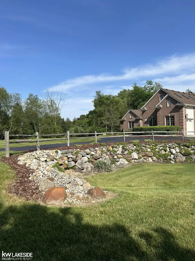 901 Jack Pine Drive Oakland Charter Township MI 48306