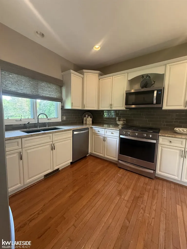 901 Jack Pine Drive Oakland Charter Township MI 48306