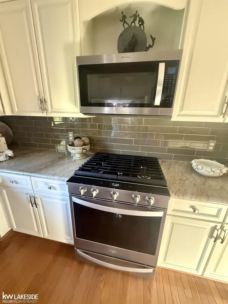 901 Jack Pine Drive Oakland Charter Township MI 48306