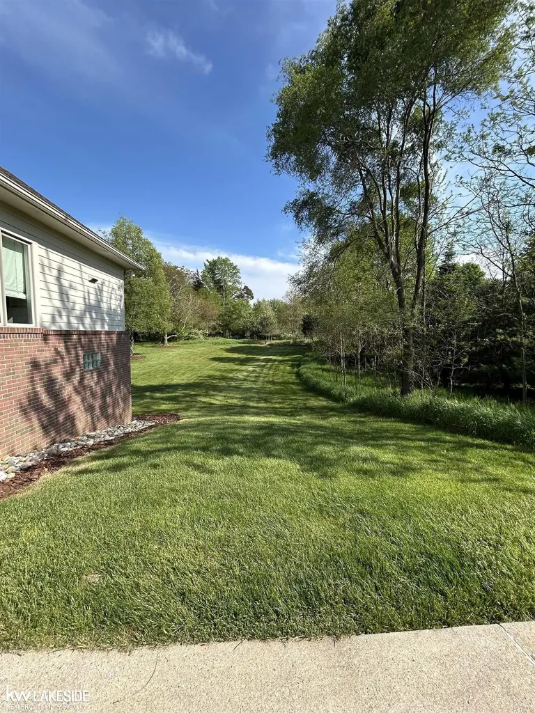 901 Jack Pine Drive Oakland Charter Township MI 48306