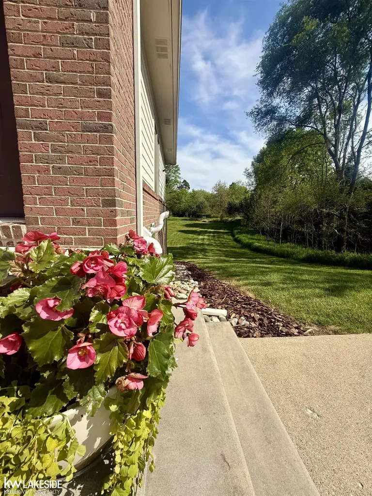 901 Jack Pine Drive Oakland Charter Township MI 48306