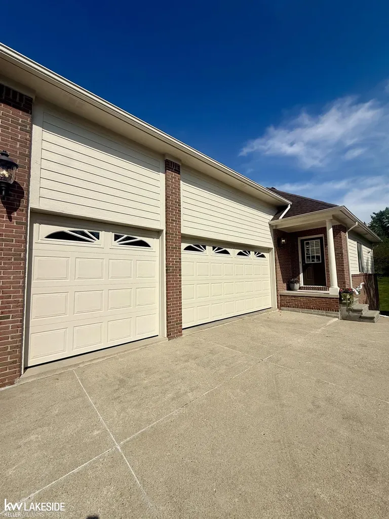 901 Jack Pine Drive Oakland Charter Township MI 48306