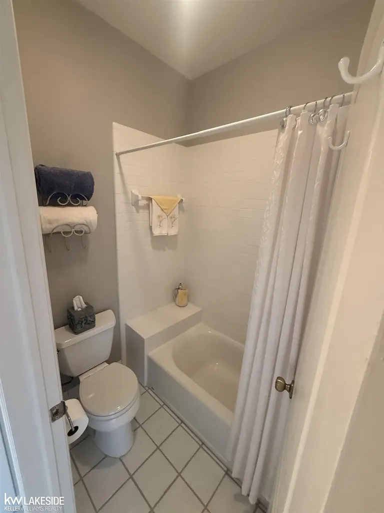 901 Jack Pine Drive Oakland Charter Township MI 48306