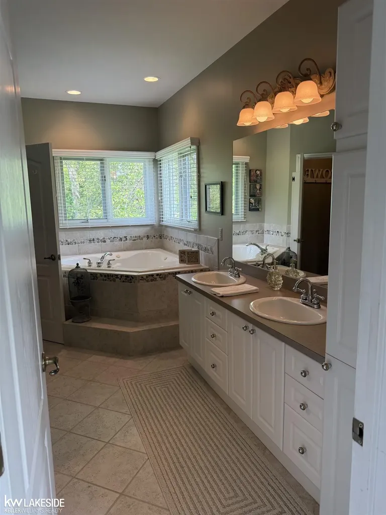 901 Jack Pine Drive Oakland Charter Township MI 48306