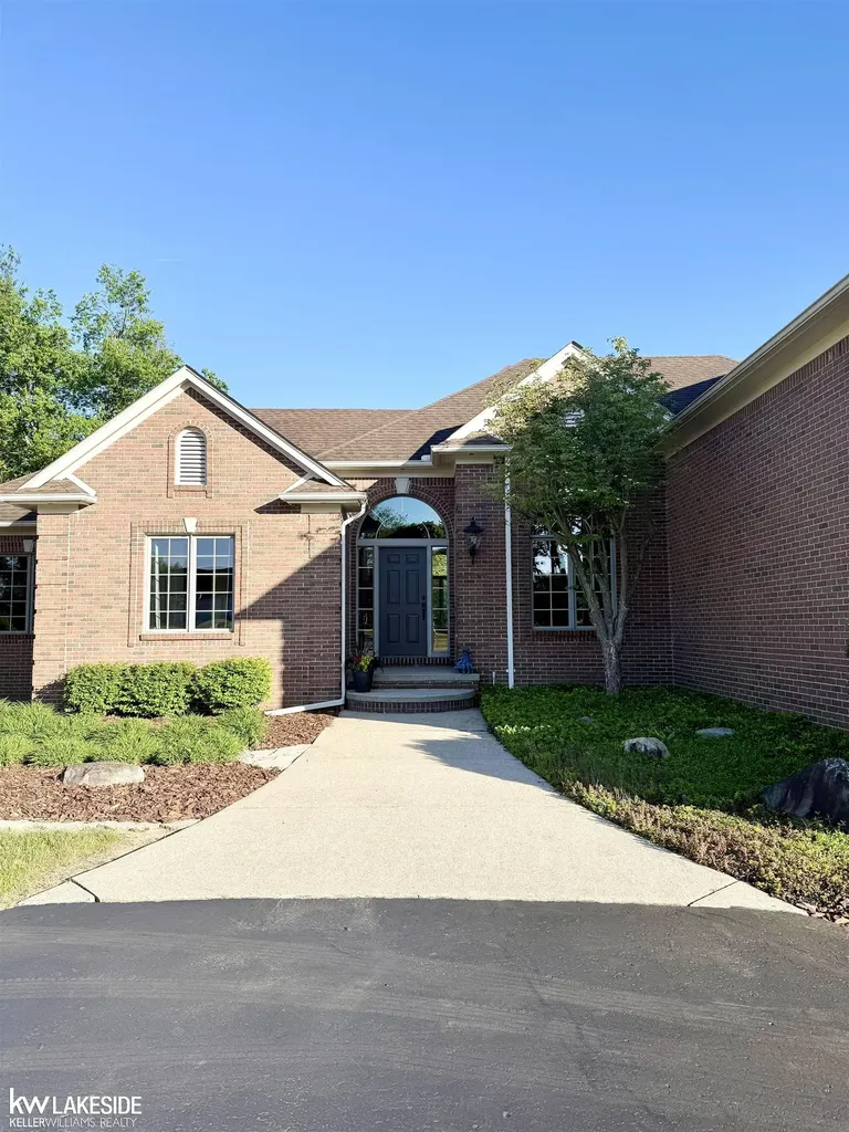 901 Jack Pine Drive Oakland Charter Township MI 48306