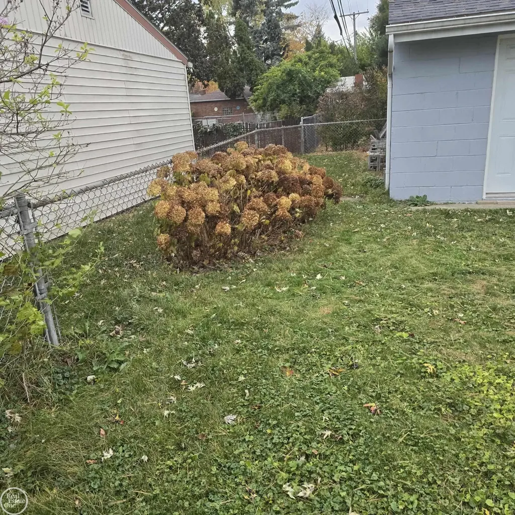 16084 Hauss Avenue Eastpointe City MI 48021