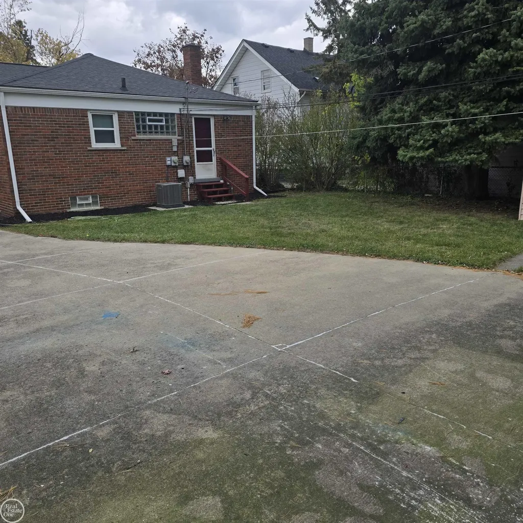 16084 Hauss Avenue Eastpointe City MI 48021