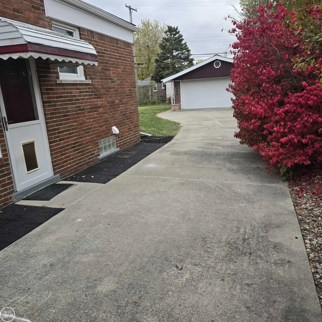 16084 Hauss Avenue Eastpointe City MI 48021