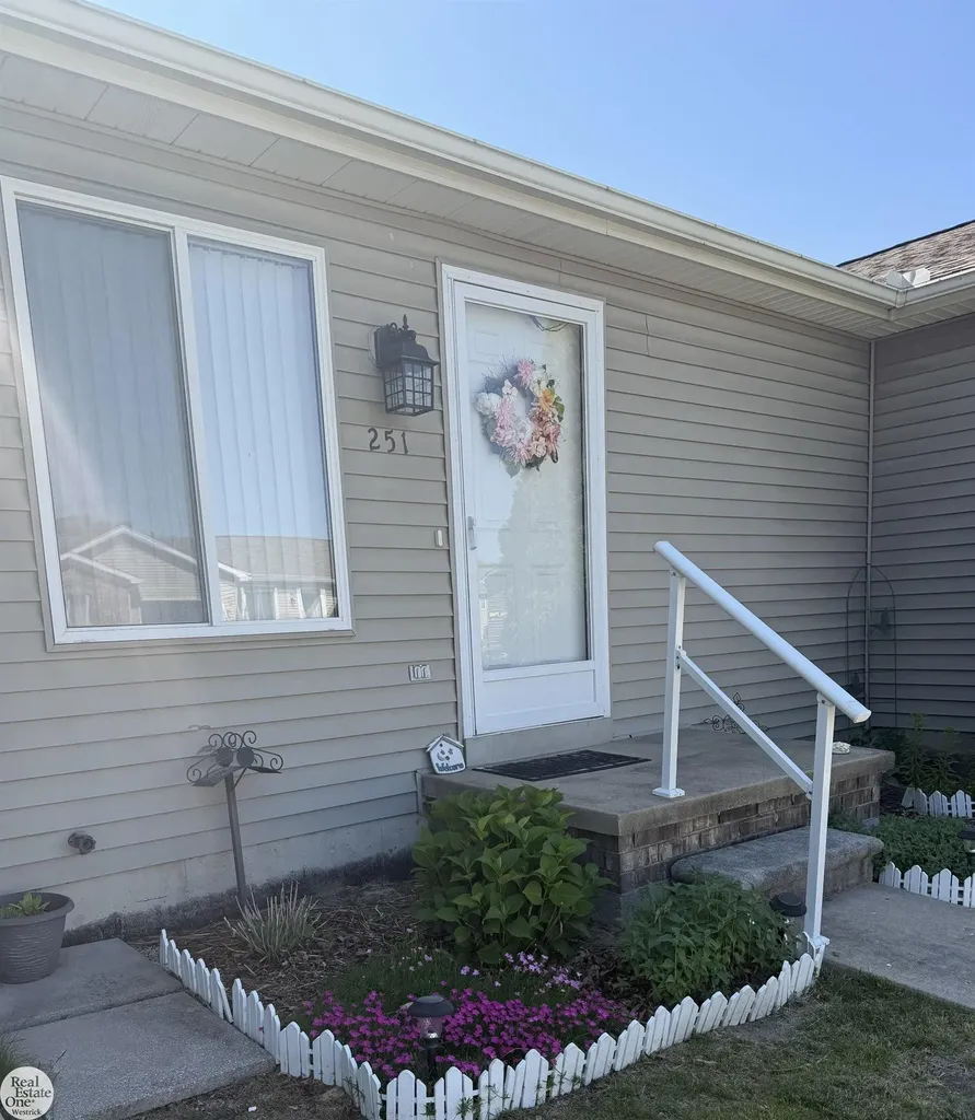 251 Huron Ln Street Marine City City MI 48039